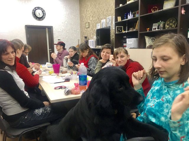П. Полященко, кинолог Центра обращения с животными провел занятия канистерапии с участниками проекта "Шаг к независимой жизни"