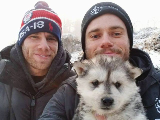 Американский спортсмен Гас Кенуорти прославился еще на прошлой Олимпиаде в Сочи, когда забрал с улицы бездомную собаку со щенками