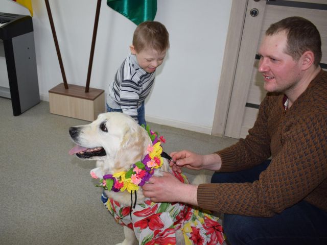 "Уроки доброты" и собак-терапевтов от Центра обращения с животными принимал центр "Семья"