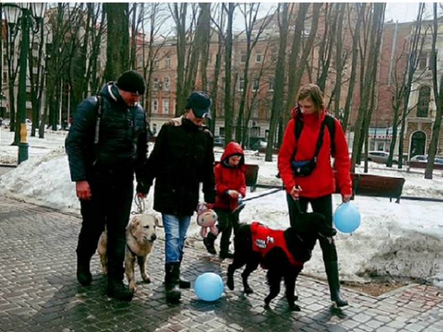 Кинологи Центра обращения с животными вместе с собаками-терапевтами приняли участие во флешмобе, посвященному проблеме аутизма