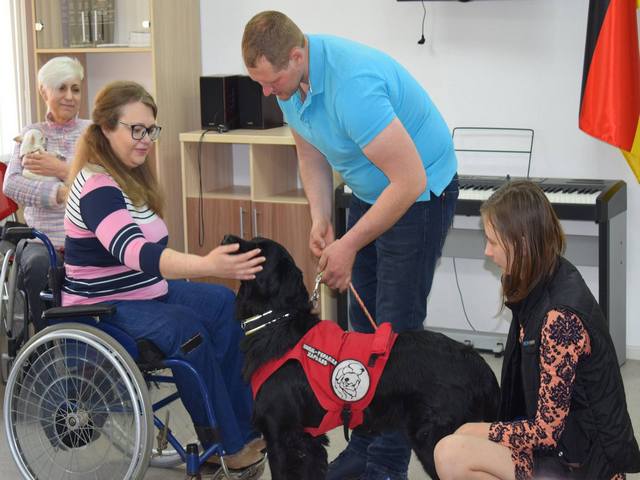 В Центре «Семья» Уроки доброты проводим в рамках проекта «Канистерапия. Харьков» от Центра обращения с животными, - рассказывает куратор проекта Петр Полященко. «Сначала, совместно с психологами присматривались на реакцию детей при общении с собаками, признаюсь и меня, и специалистов центра «Семья», да и родителей солнечных детей очень порадовали хорошие изменения в поведении ребят после занятий с четырехлапыми терапевтами. Отметив успех, спустя время расширили круг групп для занятий, да и сами уроки р