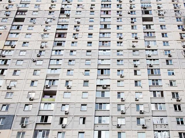 В Киеве мужчина выкинул с девятого этажа собаку