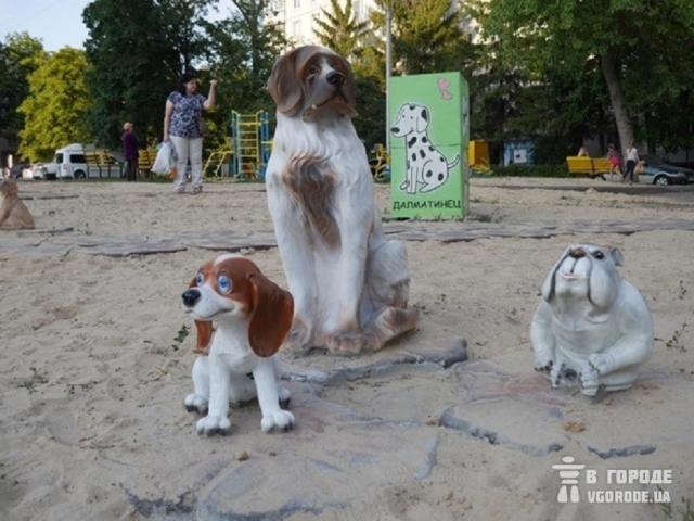 Скульптуры животных, дорожки-"лапы" и автоматы обмена пластика на корм: на ХТЗ появился pet-friendly двор