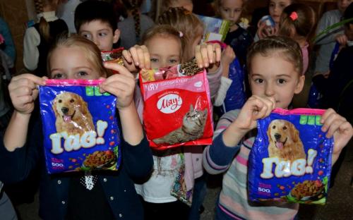 Сотрудники Центра обращения с животными проводят "Уроки доброты" с юными харьковчанами.