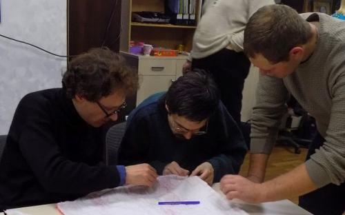 Петр Полященко, кинолог Центра обращения с животными шил лежаки вместе с особенными людьми, участниками проекта " Шаг к независимой жизни" 