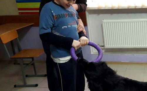 Петр Полященко проводит занятия канистерапии в Центре "Ладо." 