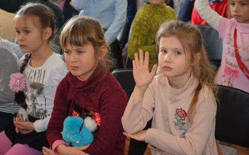 представники КП «Центр поводження з тваринами» разом з чотирилапими улюбленцями завітали у гості до Пісочинського колегіуму.