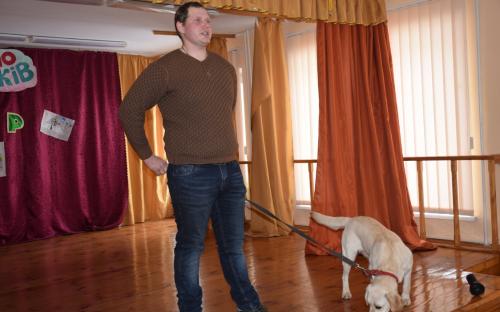 представники КП «Центр поводження з тваринами» разом з чотирилапими улюбленцями завітали у гості до Пісочинського колегіуму.