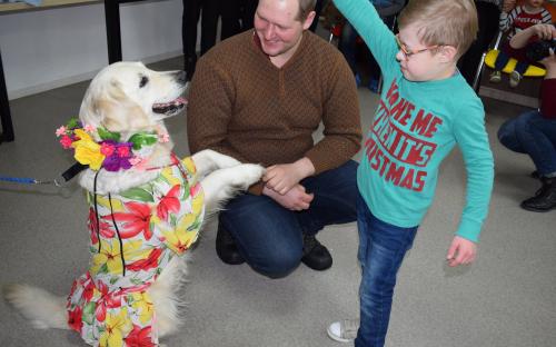"Уроки доброты" и собак-терапевтов от Центра обращения с животными принимал центр "Семья"