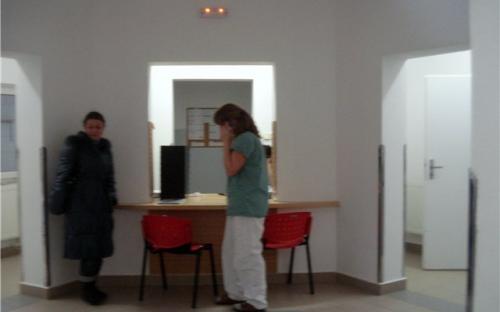 через двор попадаем в центр помещения для кошек