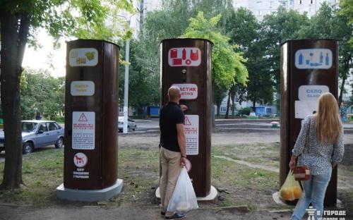 Скульптуры животных, дорожки-"лапы" и автоматы обмена пластика на корм: на ХТЗ появился pet-friendly двор