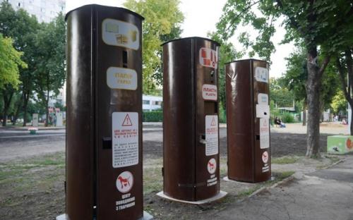 Скульптуры животных, дорожки-"лапы" и автоматы обмена пластика на корм: на ХТЗ появился pet-friendly двор