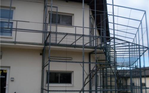 заходим во двор. Так выглядит Выгул для кошек